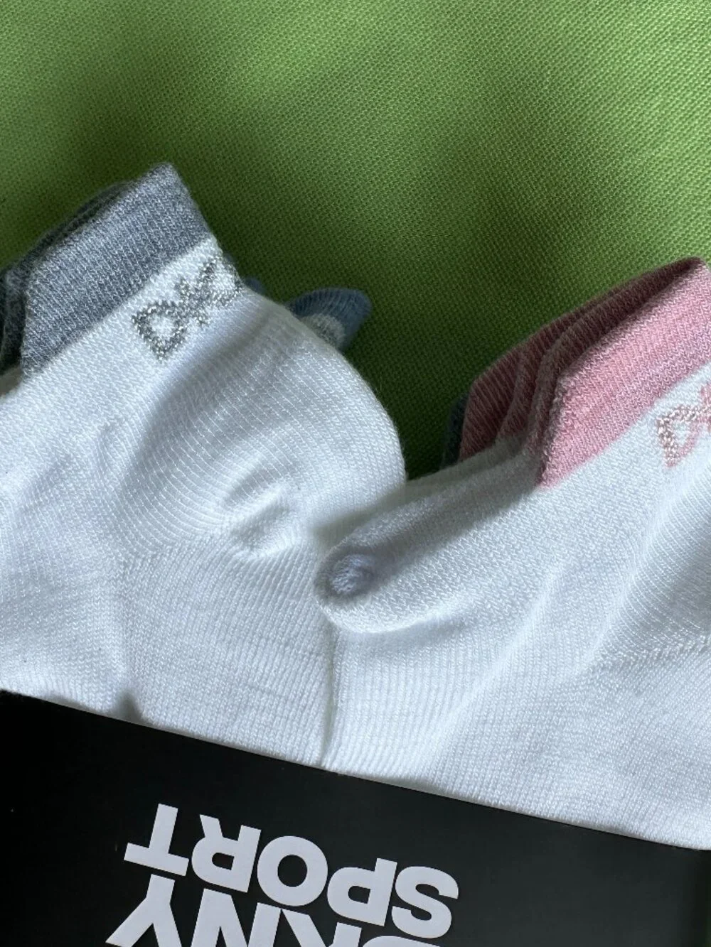 DKNY WOMEN'S 8-PK. LOW CUT SOCKS W/HEEL TAB:NWT WHITE W/PINK, BLUE, GREY